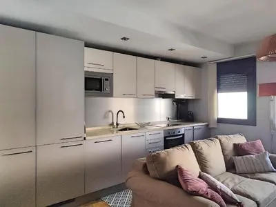 Una cocina o zona de cocina en Amplio y Moderno Apartamento Lorenzo Ferreira