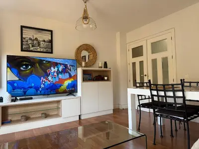 Una televisión o centro de entretenimiento en Apartamento en Luis Montoto, Nervión. Céntrico