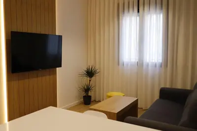 Una televisión o centro de entretenimiento en MEDINA HOMES PUENTE ROMANO