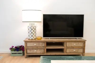 Una televisión o centro de entretenimiento en Arco Macarena Lofts by SHS