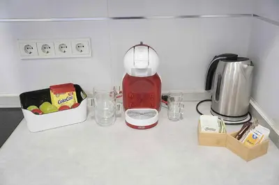 Utensilios para hacer té y café en El Limonar de la Ribera Parking Art