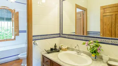 Un baño de Cortijo La Mimbre Priego de Córdoba by Ruralidays