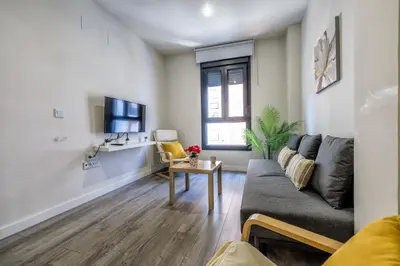Una televisión o centro de entretenimiento en Apartamentos Dama de noche