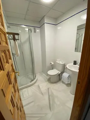 Un baño de Bj. A Apartamentos Arguiñan