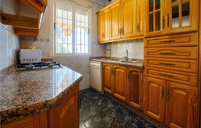 Una cocina o zona de cocina en Cozy Home In Doña Mencía With Wifi