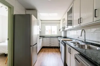 Una cocina o zona de cocina en Amador Apartamento Familiar Centro PARKING Amador de los Rios