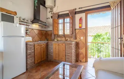 Una cocina o zona de cocina en 1 Bedroom Awesome Apartment In Mondron
