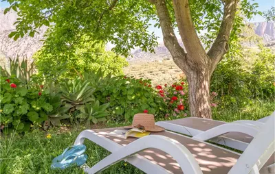 Jardín al aire libre en 1 Bedroom Nice Apartment In Mondron