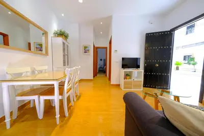 Una televisión o centro de entretenimiento en Patio Rialto Apartment