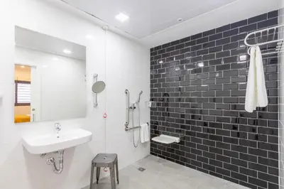 Un baño de Nine O´Clock Castellar by Valcambre