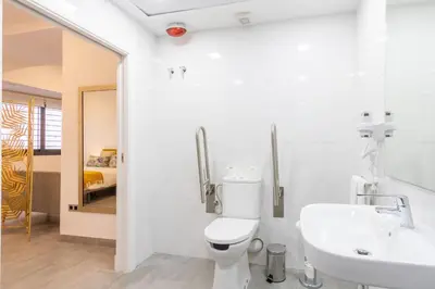 Un baño de Nine O´Clock Castellar by Valcambre