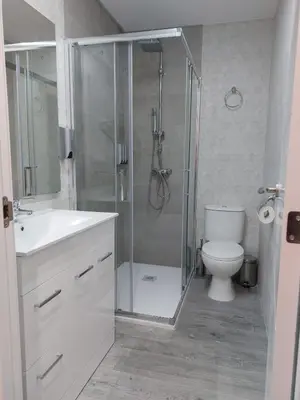 Un baño de Loft La Calahorra con posibilidad de aparcamiento Pregunta por el PACK MÁS AMOR