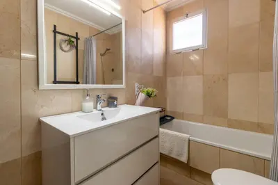 Un baño de Atico Puente Romano PARKING GRATUITO
