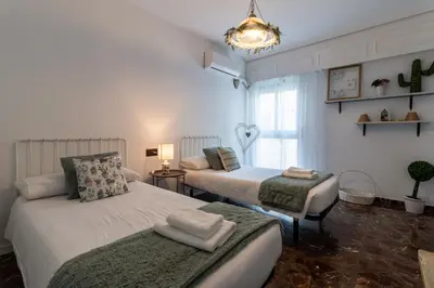 Cama o camas de una habitación en Atico Puente Romano PARKING GRATUITO