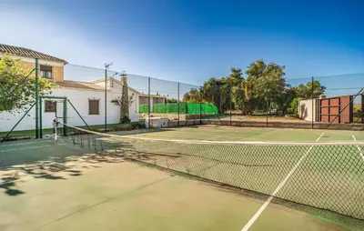 Instalaciones para jugar a tenis o squash en Cozy Home In Puente Genil o alrededores