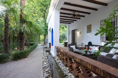 Jardín al aire libre en Las Aguas del Arbuniel con Pista de Pádel