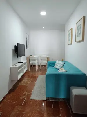 Una televisión o centro de entretenimiento en Piso dos dormitorios junto plaza Colón