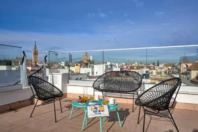 Un balcón o terraza de Palacio del siglo XVII frente a los Jardines de Murillo