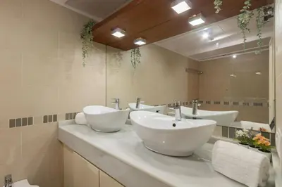 Un baño de Alfalfa City Center Sky View by Valcambre
