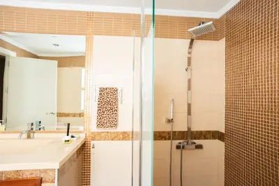 Un baño de DEANES ROOMS