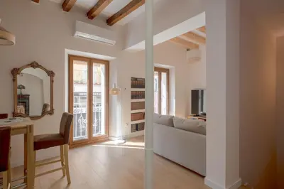Una televisión o centro de entretenimiento en Hommyhome Sevilla Natural Passivhaus