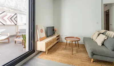 Una televisión o centro de entretenimiento en Wonderful apartment with terrace 1Bd1Bth- Center