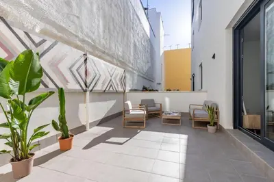 Un balcón o terraza de Wonderful apartment with terrace 1Bd1Bth- Center