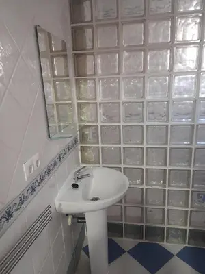 Un baño de CASA INDEPENDIENTE EN NERVION JUNTO A PARADA DEL METRO