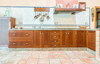 Una cocina o zona de cocina en Stunning Home In Villafranca De Cordoba