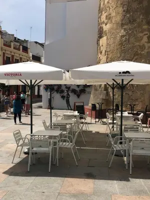 Un restaurante o sitio para comer en La Regaora apartamento