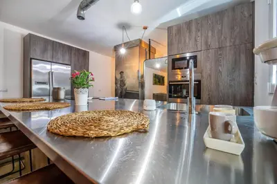 Una cocina o zona de cocina en Moderno y céntrico apartamento en Tesoro 6
