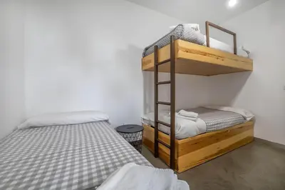 Cama o camas de una habitación en Moderno y céntrico apartamento en Tesoro 6