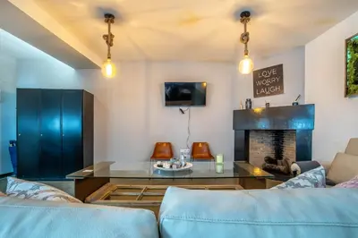 Una televisión o centro de entretenimiento en Moderno y céntrico apartamento en Tesoro 6