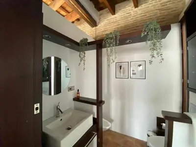 Un baño de Hostfy Centro, Puerta Osario