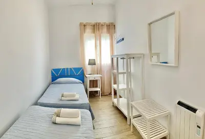 Cama o camas de una habitación en Acogedor apt 8pax 4Bdr 2Bth - CozyHomeSevilla6