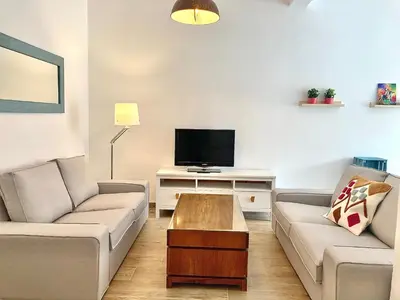 Una televisión o centro de entretenimiento en Acogedor apt 8pax 4Bdr 2Bth - CozyHomeSevilla6