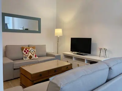 Una televisión o centro de entretenimiento en Acogedor apt 8pax 4Bdr 2Bth - CozyHomeSevilla6