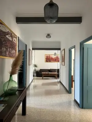 Una televisión o centro de entretenimiento en Bonito apartamento céntrico cerca de Sevilla