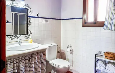 Un baño de Nice Home In Estepa With Wifi