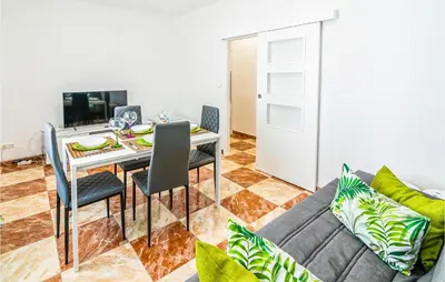 Una televisión o centro de entretenimiento en Gorgeous Apartment In Cordoba With Wifi