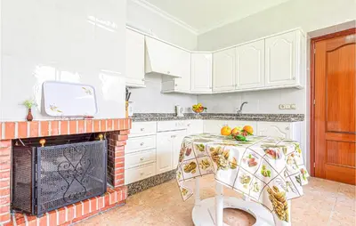 Una cocina o zona de cocina en 4 Bedroom Awesome Home In Zafarraya