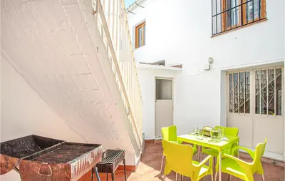 Un balcón o terraza de 4 Bedroom Awesome Home In Zafarraya