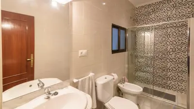 Un baño de Complejo Residencial Barquero Pernía Cañete la Real by Ruralidays