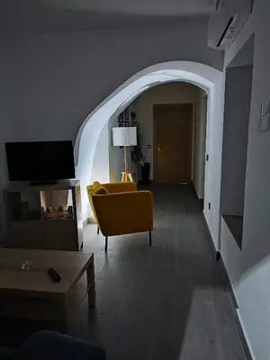 Una televisión o centro de entretenimiento en La Medina Baja