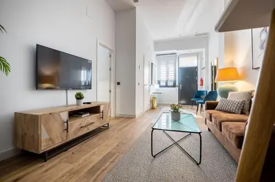 Una televisión o centro de entretenimiento en BeHouse Macarena