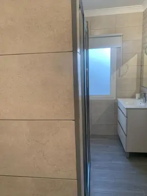 Un baño de El Balcón de la Roca