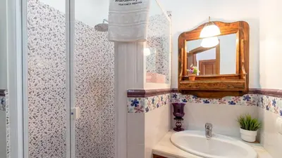 Un baño de Casa Rural La Promesa Álora by Ruralidays