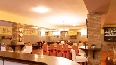 Un restaurante o sitio para comer en Casa San Ignacio Cantillana by Ruralidays