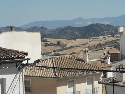 Vista general de una montaña o vista desde el hostal o pensión