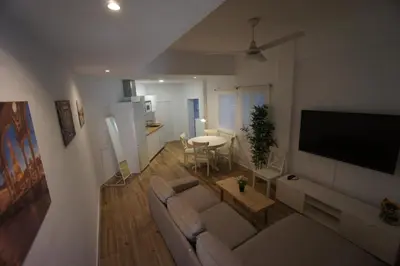 Una televisión o centro de entretenimiento en RentalSevilla Espacioso y acogegor apartamento de 3 dormitorios